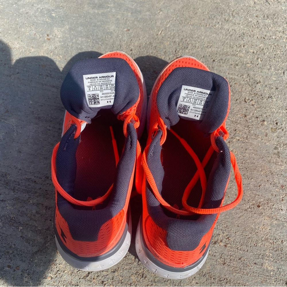 Women’s under armour orange/grey. Size 8 Only worn twice. Too small.
